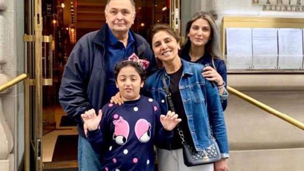Riddhima With Rishi Kapoor, Neetu And Daughter Samara