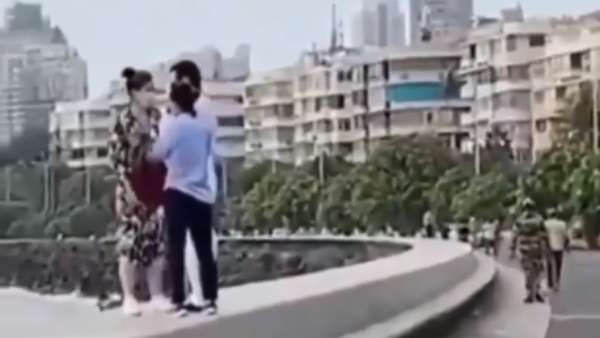 Kareena And Saif Spotted At Marine Drive