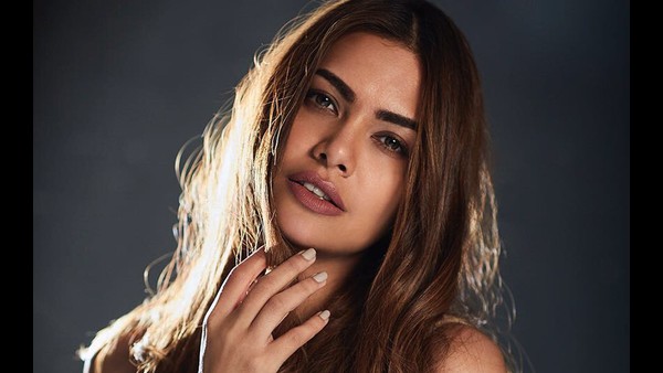 Esha Gupta Criticizes Blind Items