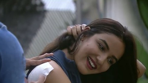 Sidharth Applies Tattoos To The Girls