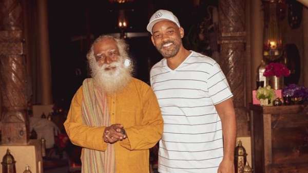 Sadhguru Meets Follower Will Smith & Family While Biking Across United States Sadhguru Meets Follower Will Smith & Family While Biking Across United States