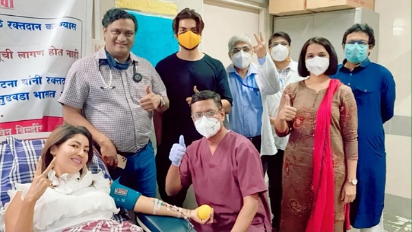 Gurmeet Choudhary & Wife Debina Bonnerjee Spread Goodwill As They Donate Plasma For COVID-19 Patient