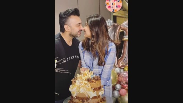 Shilpa Shetty's Wedding Anniversary Cake Is Gleaming With Gold
