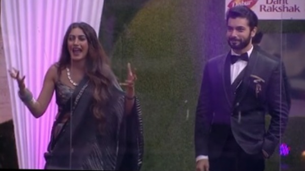 Surbhi & Sharad Give Awards To Contestants