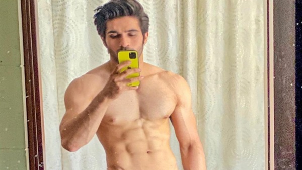 You don’t put PDA pictures with your partner on Instagram. Is there any specific reason? 