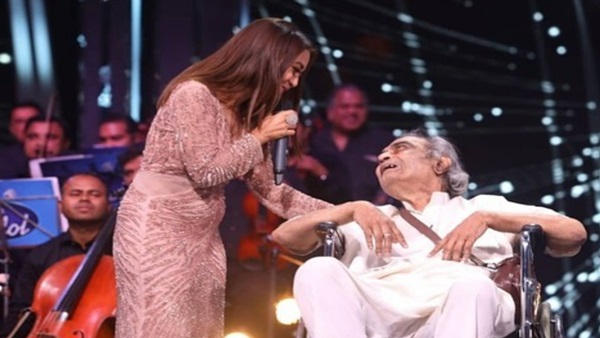 Neha Kakkar’s Helpful Gesture