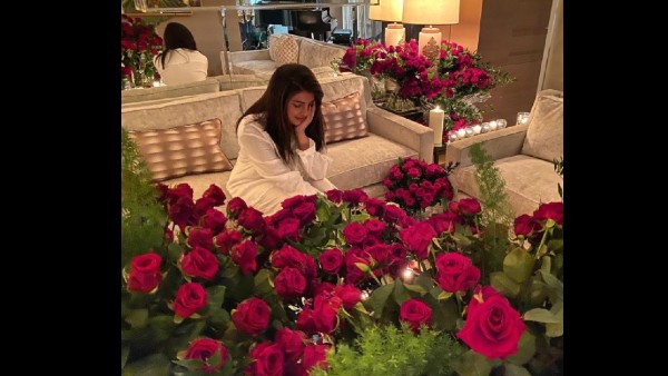  Priyanka Chopra Receives Hundreds Of Roses From Nick Jonas