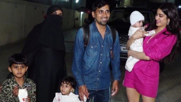 janhvi-kapoor-wins-hearts-as-she-throws-no-starry-tantrums-around-her-assistant-family janhvi-kapoor-wins-hearts-as-she-throws-no-starry-tantrums-around-her-assistant-family