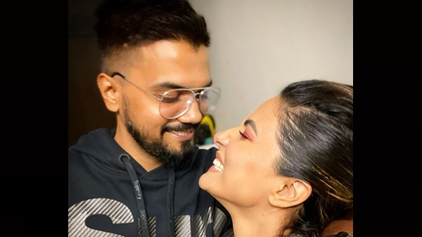 Hina Khan’s BF Rocky Jaiswal Rescues Her From Tiny Crab When She Was Taking A Nap On The Beach Hina Khan’s BF Rocky Jaiswal Rescues Her From Tiny Crab When She Was Taking A Nap On The Beach