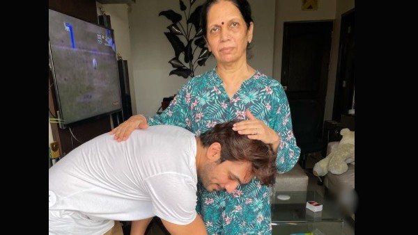 Arjun Bijlani Takes His Mother’s Blessings Arjun Bijlani Takes His Mother’s Blessings