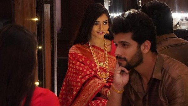 Mehndi Hai Rachne Waali Mehndi Hai Rachne Waali