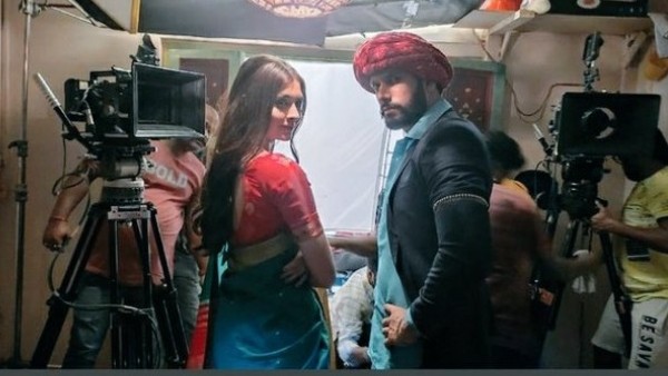 Mehndi Hai Rachne Waali Mehndi Hai Rachne Waali