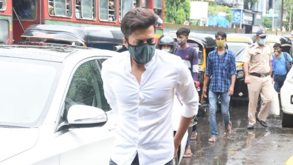 akshay-kumar-mother-demise-salman-khan-ajay-devgn-parineeti-chopra-other-celebs-condole-her-death