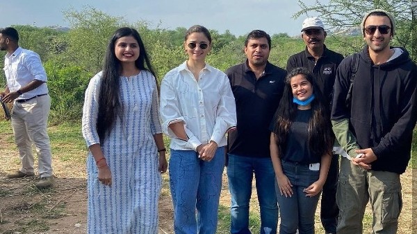 alia-bhatt-blushes-as-ranbir-kapoor-protects-her-from-paparazzi-new-pics-from-jodhpur