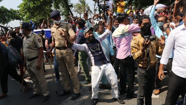 netizens-feel-ecstatic-as-shah-rukh-khan-s-son-aryan-khan-returns-home