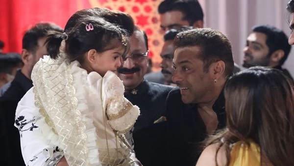 Jay Bhanushali’s Daughter Tara Has Fun Time With Salman Khan Jay Bhanushali’s Daughter Tara Has Fun Time With Salman Khan