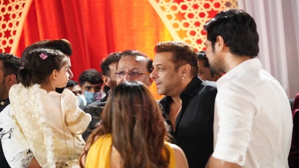 Jay Bhanushali’s Daughter Tara Has Fun Time With Salman Khan At Baba Siddique’s Iftar Party; See Pics Jay Bhanushali’s Daughter Tara Has Fun Time With Salman Khan At Baba Siddique’s Iftar Party; See Pics