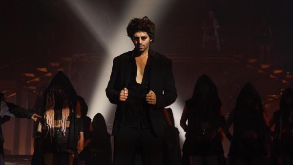 netizens-say-kartik-aaryan-has-outdone-himself-in-bhool-bhulaiyaa-2-title-track-laud-his-dance-moves