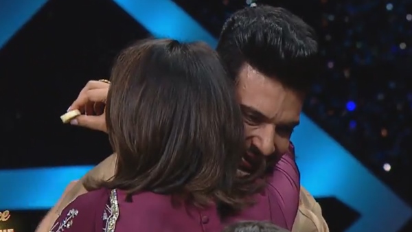 Karan Kundrra & Neetu Kapoor Have Emotional Moment On Stage Karan Kundrra & Neetu Kapoor Have Emotional Moment On Stage