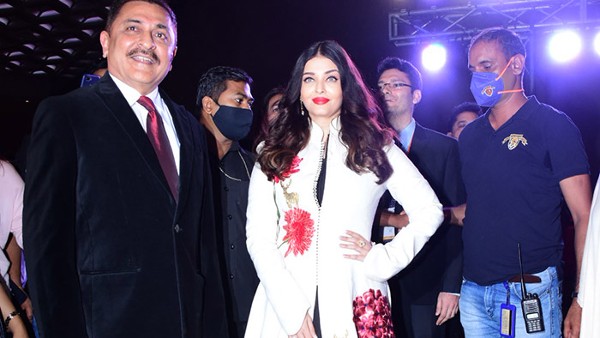 can-aishwarya-rai-bachchan-ever-impress-fans-with-sartorial-choices-gets-trolled-yet-again