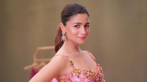 alia-bhatt-poses-for-a-selfie-with-karan-johar-in-london-her-pregnancy-glow-has-our-attention