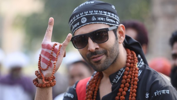 kartik-aaryan-enjoys-street-food-with-his-titu-sunny-singh-his-humbleness-wins-hearts kartik-aaryan-enjoys-street-food-with-his-titu-sunny-singh-his-humbleness-wins-hearts