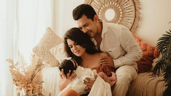 Aditya Narayan & Shweta Agarwal With Their Daughter