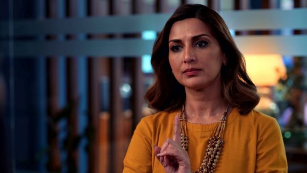 Sonali Bendre in Broken News