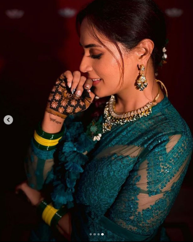 Richa flaunts mehendi