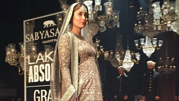 Kareena flaunts baby bump