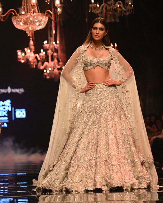 Kriti dish out royal vibes