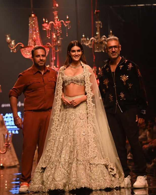 Kriti poses with Shantanu Nikhil