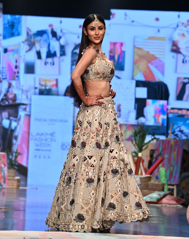 Mouni as showstopper