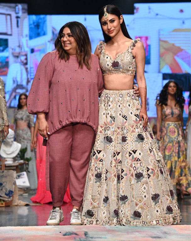 Mouni poses with Payal singal