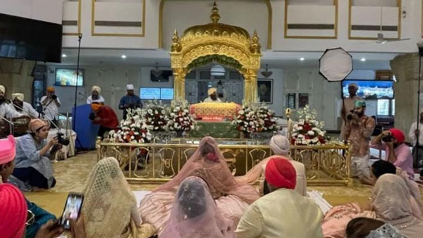 Couple tied the knot in a gurudwara
