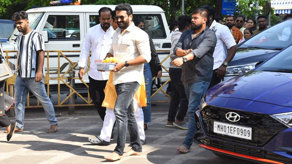 Rishab offers prayers at siddhivinayak