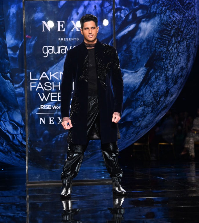 Sidharth looks dapper in black