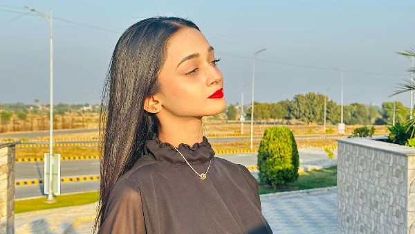 Praise For Her Looks & Style Praise For Her Looks & Style