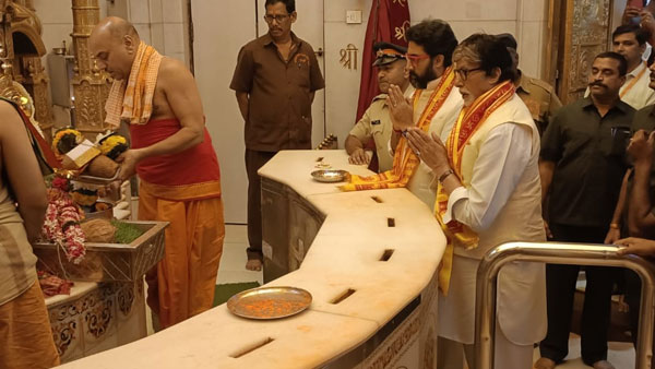 Big B Visits Siddhivinayak As Uunhcai Releases Big B Visits Siddhivinayak As Uunhcai Releases