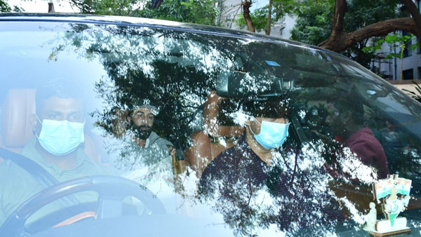 Ranbir Holds Daughter In Arms As Alia Gets Discharged Ranbir Holds Daughter In Arms As Alia Gets Discharged