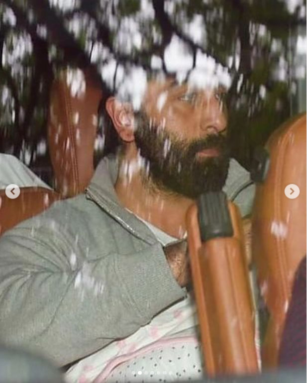 Ranbir holds his daughter in his arms Ranbir holds his daughter in his arms