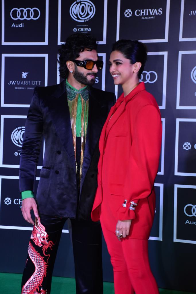 Ranveer Cant Take Eyes Off Deepika