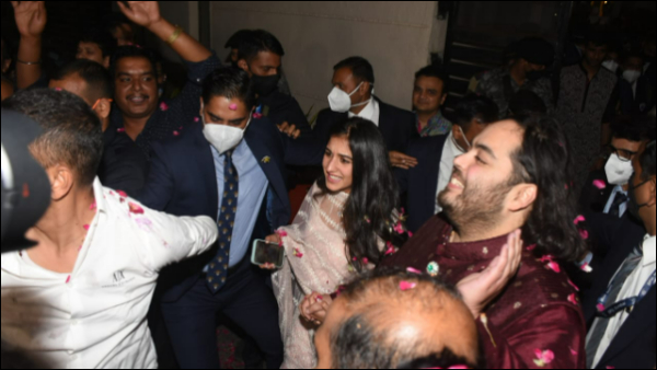 Anant Ambani, Radhika Merchant's PIC From Airport Goes Viral Anant Ambani, Radhika Merchant's PIC From Airport Goes Viral