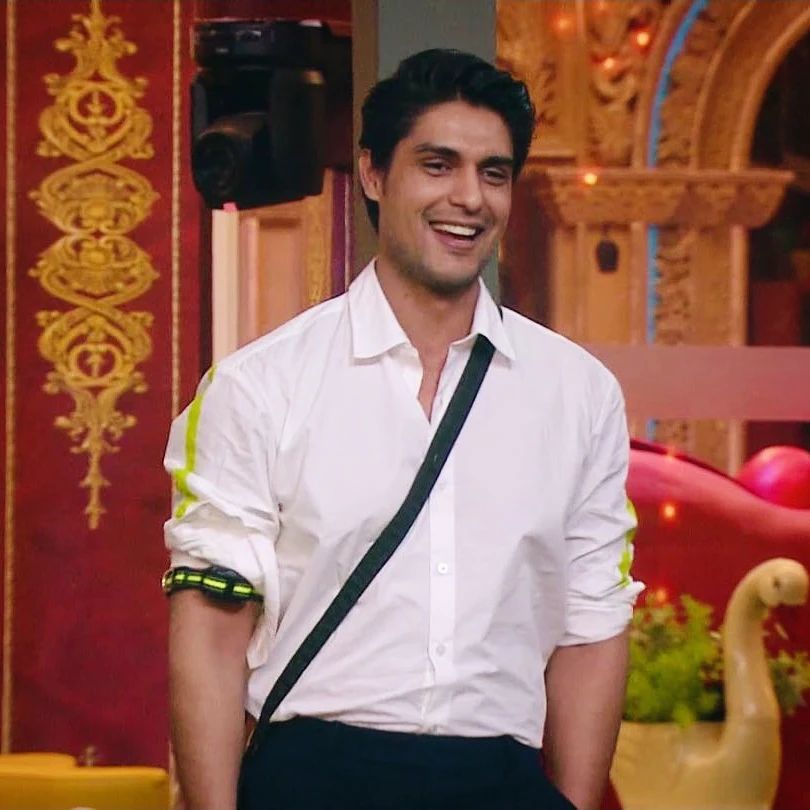 1. White shirt and good looks