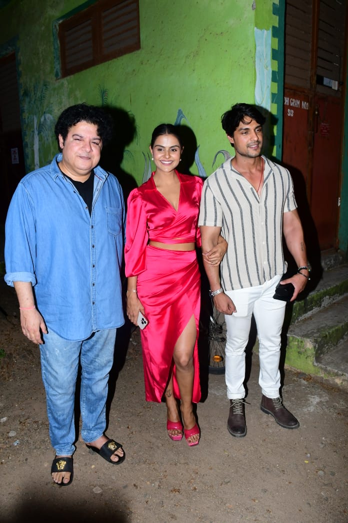 Priyanka Choudhary & Ankit Gupta Pose Hand In Han Priyanka Choudhary & Ankit Gupta Pose Hand In Han