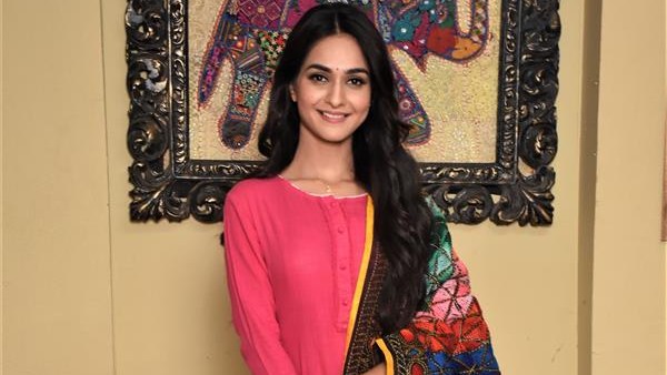 Fees Charged By Lead Actress Kritika Singh Yadav For Dharampatnii