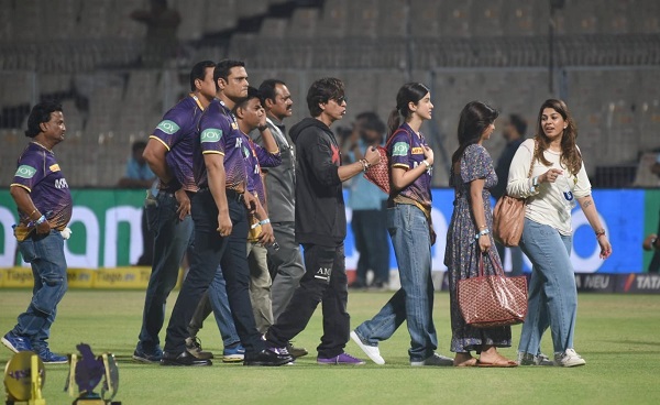 Shah Rukh Khan Celebrates KKR Win With Suhana & Shanaya 