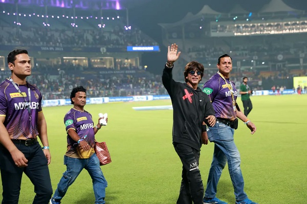 Shah Rukh Khan Celebrates KKR Win With Suhana & Shanaya 