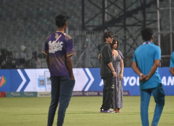 Shah Rukh Khan Celebrates KKR Win With Suhana & Shanaya 