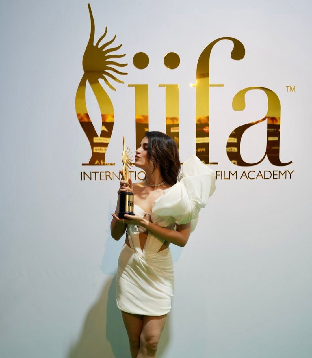 IIFA Rocks 2023 Kriti Sanon Salman Khan Vicky Kaushal Esha Gupta ...